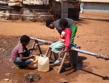 ΠΟΥ: Δύο δισ. άνθρωποι άνθρωποι χρησιμοποιούν πηγές πόσιμου νερού μολυσμένες από περιττώματα